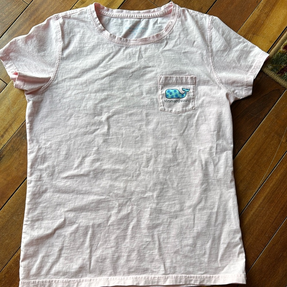 Light pink Vineyard Vines t-shirt